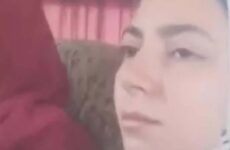 يمسك بزازها أمام أمها في الأوتوبيس - سكس مصري