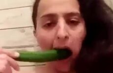 مصرية بتلعب بالخيار في الحمام - سكس عربي - سكس مصري