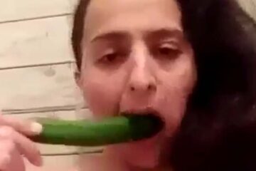 مصرية بتلعب بالخيار في الحمام - سكس عربي - سكس مصري