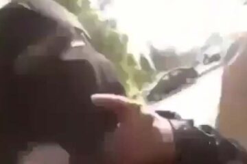 منقبة مصرية تمسك زب شخص في الشارع - سكس عربي - سكس مصري