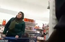 سكس مصري يخرج زبه أمام سيدة متحجبة في السوبر ماركت - سكس عربي